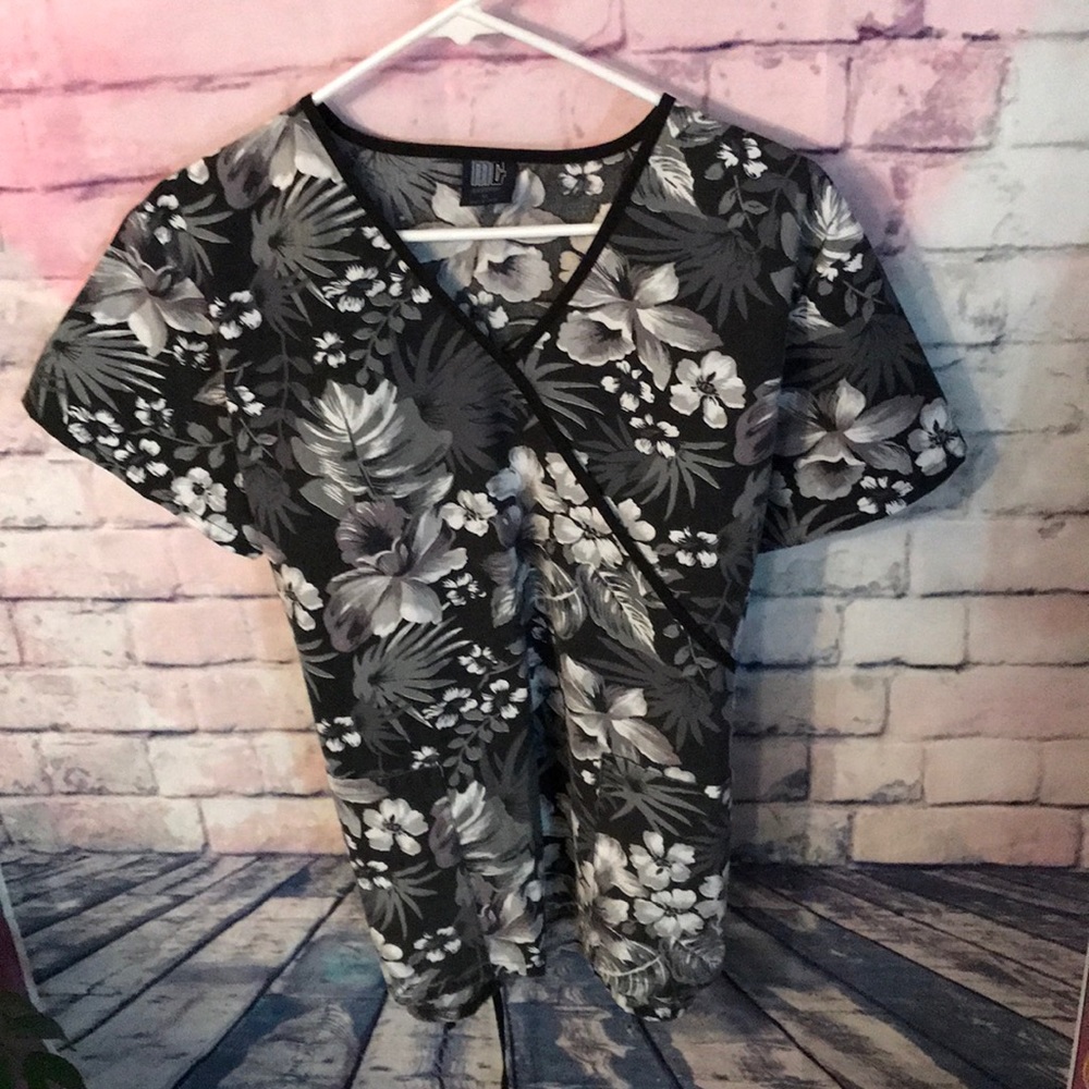 NWOT Scrub top. M